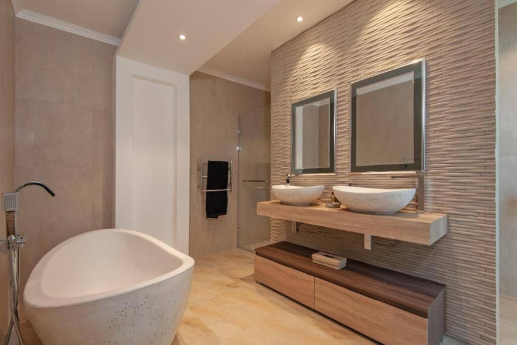 Waterstone Villa *